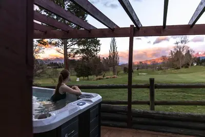 Image de Alpine Springs Motel | Hot Tub | Unit 2