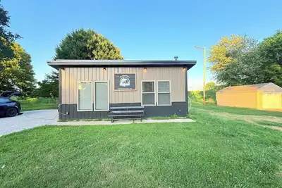Image de Cozy one‑bedroom, one‑bath vacation rental in Keysport, rebuilt in 2025 from a former bait shop and located near Carlyle Lake, the park, beach, and boat ramps.
