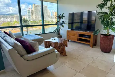 Image de Luxury Condo at Waikiki Landmark – 2br/2ba with Lanai, Pool & Prime Location!