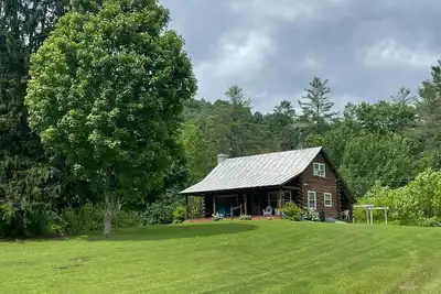 Image de Welcoming to this cozy 3-bedroom cabin on 100 acres, in Tunbridge