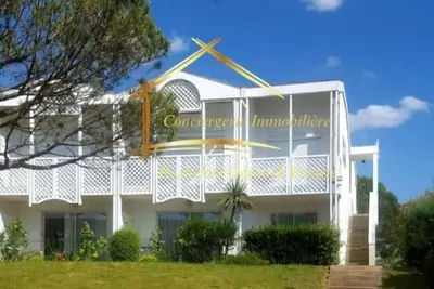 Image de Appartement en rez-de-jardin avec vue mer et piscine