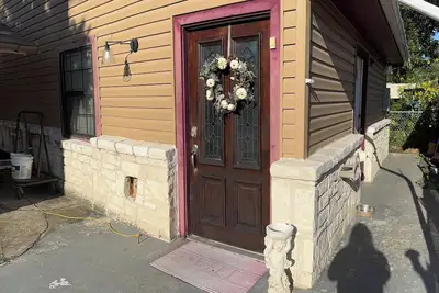 Image de 2-bedroom house in phenomenal San Antonio near downtown. Historic beautiful area