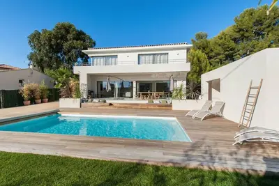 Image de Villa St Cyr-Vue mer, climatisée, 4 suites piscine privée
