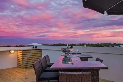 Image de Top-floor beachside apartment with 360deg views