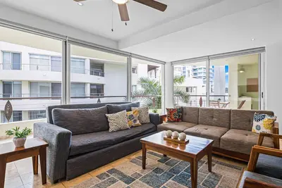 Image de Bright coastal apartment with pool, balcony & beach access close by