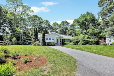 Image de 1 Story Family Home Half Mile to Beach with Patio, Grill, Office with Twin Beds, Peaceful Wooded Setting, Spacious Driveway, Garden Views, Walk to Shore, Perfect Cape Cod Getaway for Families or Groups, 24 Hour Hospitality