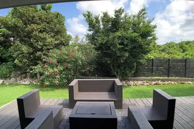 Image de 1-building rental Suppai Resort Okinawa with Jacuzzi, conveniently located 3 minutes by car from Churaumi Aquarium.