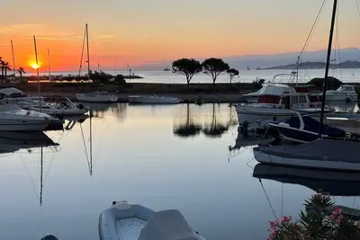 Image de Maison à Port Grimaud avec amarrage, vue mer et plage privative à moins de 200m.