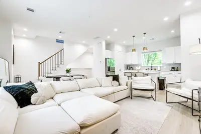 Image de Townhome 2 Mi to Hermann Park, Zoo & Museums!