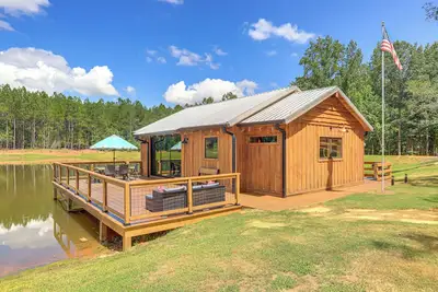 Image de Upscale Cabin Comfort in Thomaston w/ 2 Decks!