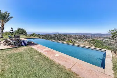 Image de Stunning Valley & Mtn Views: Elegant Temecula Home