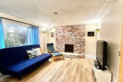 Image de Bright & Modern Burquitlam Suite – Quiet, Convenient, Nature‑Close