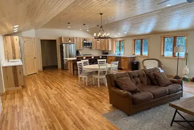 Image de Shady Rest Cabin #12, Brand-New 4-Bedroom Lakeside Cottage