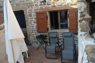 Image de Maison de village avec terrasse sur ruelle pietonne. . . Village clunisien.