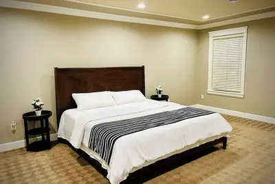 Image de Private king bed Room with Jacuzzi tub and Separate Entry