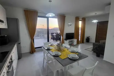 Image de Unique Waterfront Penthouse: Lovely Sea Views - Spacious Balcony!