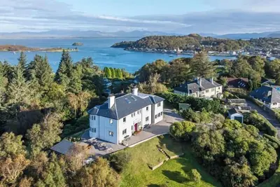 Image de Historic house in Oban with stunning views over the West Scotland coast. Sleeping 14 (+2 infants) and pet friendly.