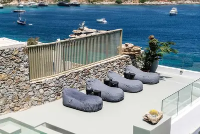 Image de Overlooking Psarou Bay, Mykonos