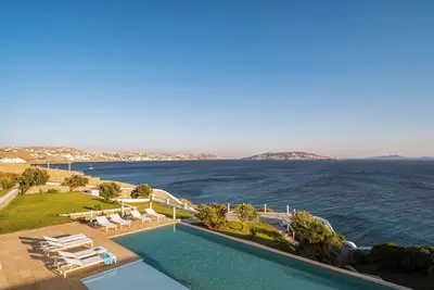 Image de A luxurious haven of beachfront comfort and elegance!