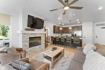 Image de Brand New 2025 Condo - Pool & Fitness Center, 5 Mins to Keystone Slopes!