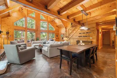 Image de Tranquil lake-front log home on Lake Anna w/ hot tub, fire pit