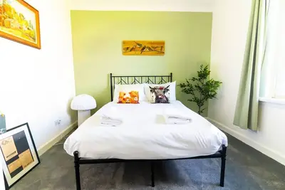 Image de Scottish themed den with free parking close to bus routes and city centre