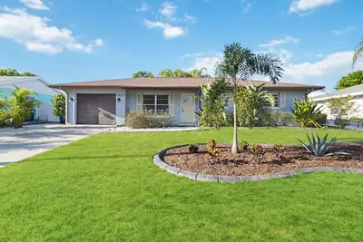 Image de Fox's Hidden Oasis 2 Br Pool Home 3 miles to Ami beaches