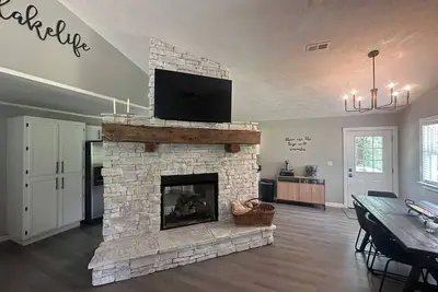 Image de Fireplace Lodge - 1 mile from Golf Course & 5 mins from the lake!