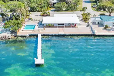 3/2 Gulf Views with dock and pool. Pets welcome under 30pds.