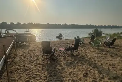 Image de Lakeside Sunsets at this 3-bedroom lake cottage that sleeps 12 on Secord Lake.