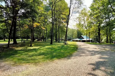 Image de `Hideaway Cabin` that sits on 10 secluded acres.
