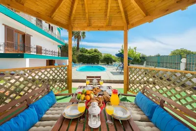 Image de Appartement '3 Chambres avec Piscine Privée', Vue sur la Mer, Wi-Fi et Climatisation