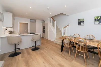 Image de Modern 4br New Home near Biz Park & Station | Pass the Keys