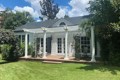 Image de Cozy 1-bedroom cottage with fitness equipment and Ac in charming LaGrange