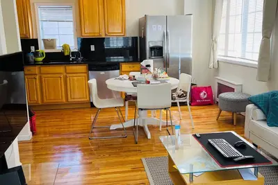 Image de 15 Min to Midtown on Lirr! 3-bed, 2 Full bath w Clotheswasher, Dryer, D/W.
