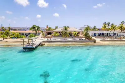 Image de Tranquil villa with private beach & pier on Something Special dive spot