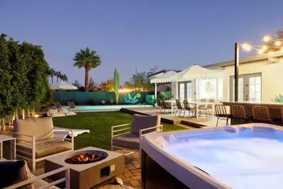 Image de Outdoor Kitchen, New Hot Tub + Hikes!