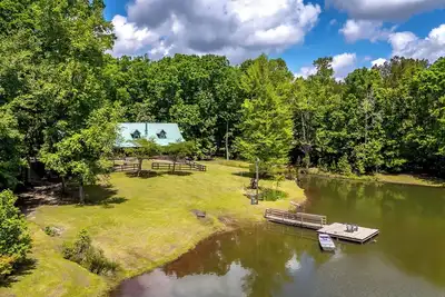 Image de Cabin on 35 acres w/private lake for fishing, fenced yard, hot tub, pool table