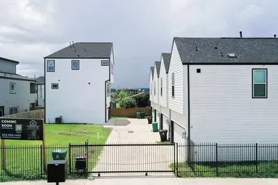 Image de Brand New Gated Townhome Near Downtown & Galleria