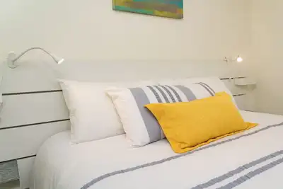 Image de Beautiful 2-Bed Suite in central West Vancouver