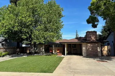 Image de Fully renovated 2 bedroom home in a great West End location.