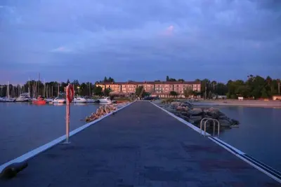 Image de Waterfront 2 bedroom condo- amazing views and across from sandy public beach