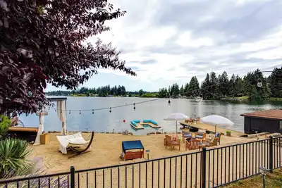 Image de Lake Spanaway Retreat: Home w/ Private Beach!
