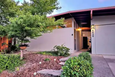 Image de Exclusive Mid-Century Modern Retreat