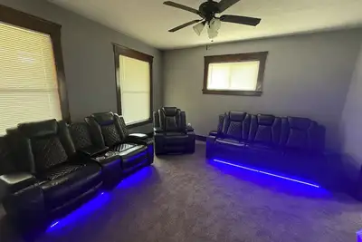 Image de Newly Renovated Spacious Home! Minutes from cedar point and downtown Sandusky!