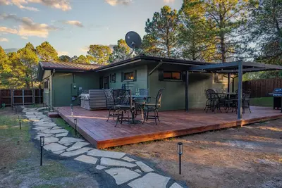 Image de Mins to Midtown + Hot Tub + Fire Pit + Games + Wildlife