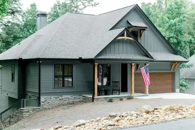 Image de Luxury Lake Home on Golf Course