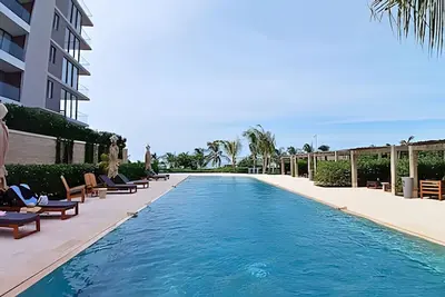 Image de Luxurious, top floor with direct exit to the beach