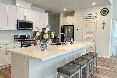 Image de Newly Built 4br / Home  Fully Furnished / Quiet & Safe Neighborhood-Close to All