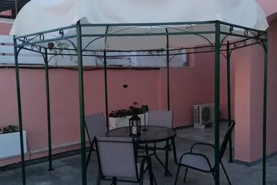 Image de Sun and relaxation at Michelle's Apartment with large terrace and Olympic pool.